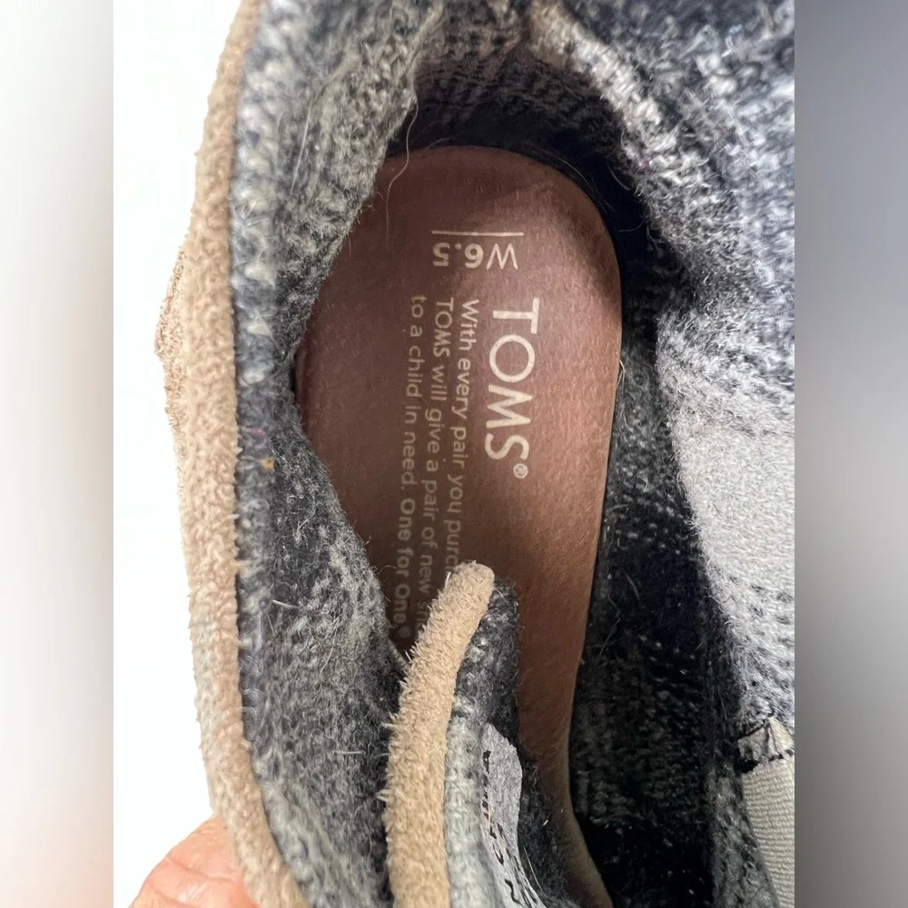 Well Loved TOMS Women's Beige Suede Desert Wedges